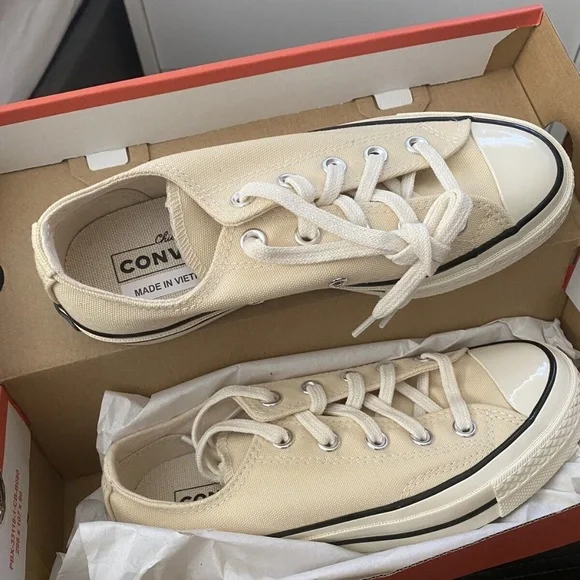 Butter Yellow Converse!!! Brand New Women's US 5 - Picture 2 of 3